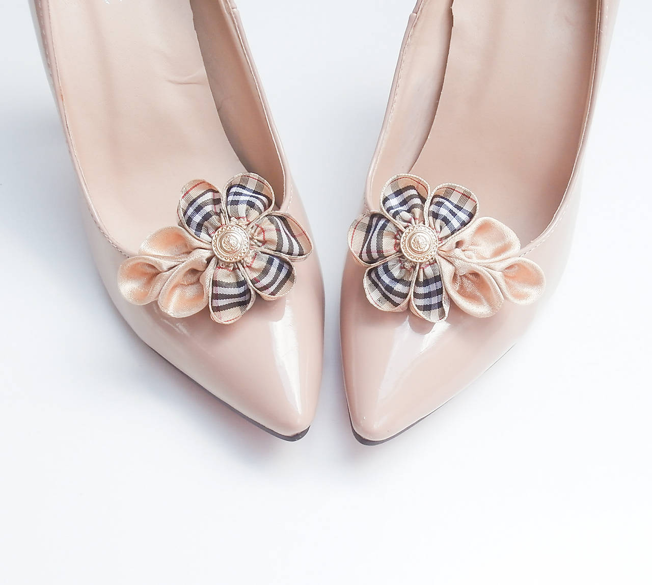 Elegantné "burberrky" - klipy na topánky béžové s vintage gombíkom a kockovaným vzorom