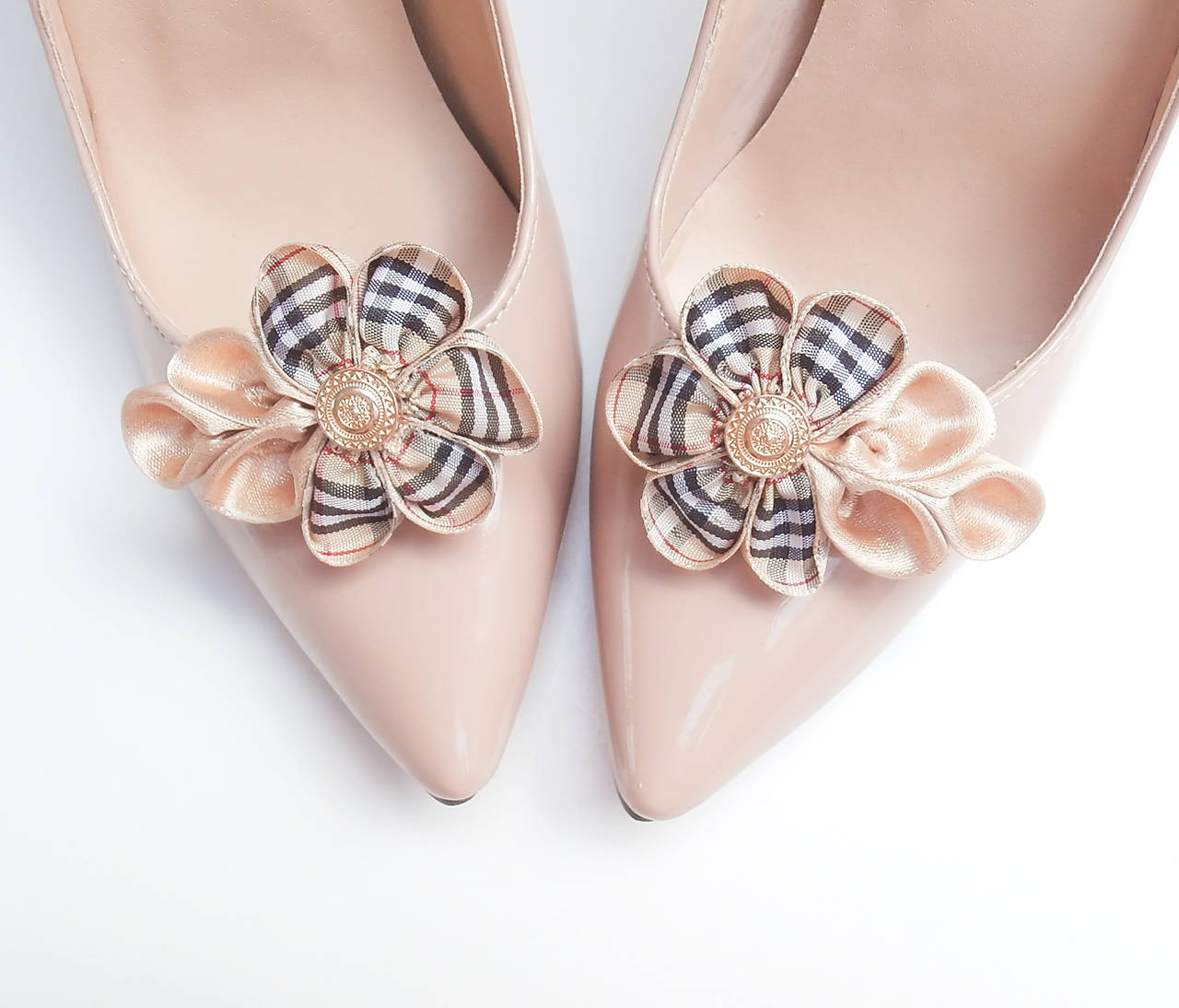 Elegantné "burberrky" - klipy na topánky béžové s vintage gombíkom a kockovaným vzorom