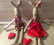 Dekorácie - párik zajac a zajačica (tmavomodro-červeno-biely) - 7235769_