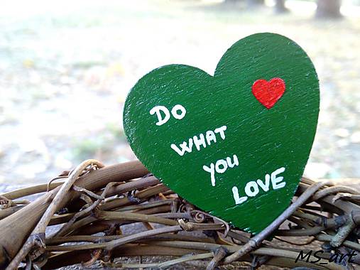 Drevená brošňa - srdce zelená - Do what you love