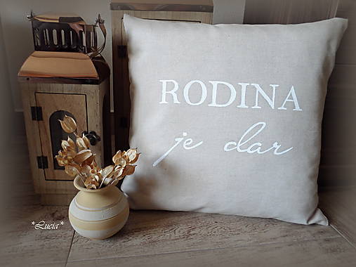 Úžitkový textil - Rodina je dar II obliečka bielym písmom - 7245190_