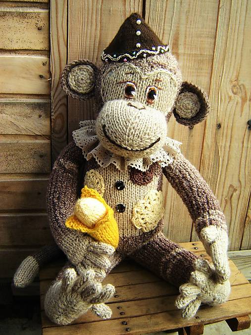 Pletená opička s banánom