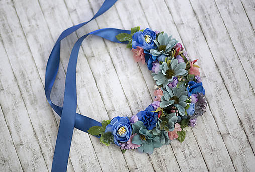 Modrý kvetinový náhrdelník
