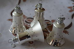 Dekorácie - Bielo-strieborné zvončeky s kvietkami - 7314494_
