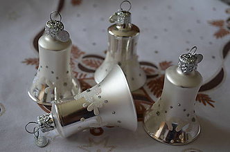 Dekorácie - Bielo-strieborné zvončeky s kvietkami - 7314494_
