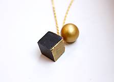 Náhrdelníky - Betónová kocka s polgulou zlatou - 7318882_
