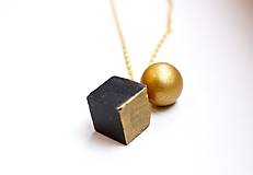 Náhrdelníky - Betónová kocka s polgulou zlatou - 7318883_