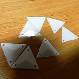 Iný materiál - Našívacie biele kamienky trojuholníky 2cm - 7336888_