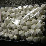 Korálky - Plastové  korálky  biele 6mmx5mm - 7345049_