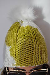 Čiapky, čelenky, klobúky - Žlto-biela čiapka s kožušinovým brmbolcom - 7376889_