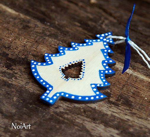 Dekorácie - Vianočná dekorácia stromček folk - 7385873_