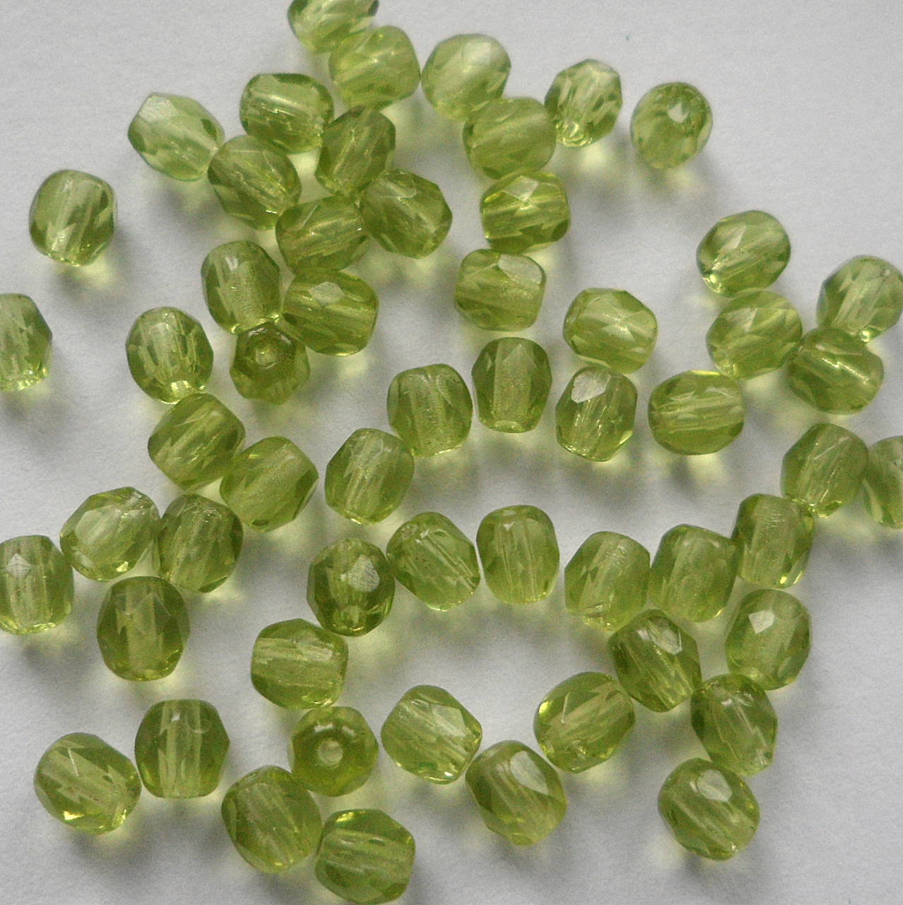 Sklenené brúsené korálky 4mm-1ks (25-sv.zelená)