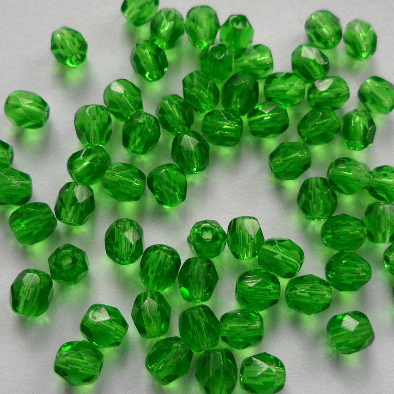 Sklenené brúsené korálky 4mm-1ks (26-zelená)