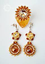 Sady šperkov - Zlatavé - Swarovski obšívané náušnice a prsteň - 7421563_