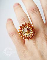 Sady šperkov - Zlatavé - Swarovski obšívané náušnice a prsteň - 7421568_
