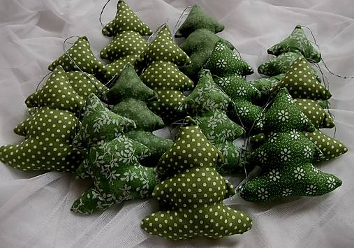 Dekorácie - Stromčeky zelené s bodkami  - 7419770_