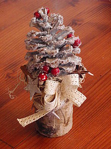 Dekorácie - Vianočná zasnežená šiška v pníku - 7435457_