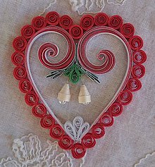 Dekorácie - Vianočná dekorácia - červené srdce so zvončekami - 7440950_