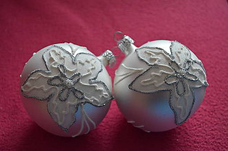 Dekorácie - Bielo-strieborné guličky s vianočnou ružou - 7460761_