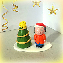 Dekorácie - Zlatý vianočný stromček a (chlapec) - 7460893_