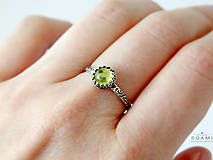 Prstene - CERTIFIKÁT 925/1000 Strieborný prsteň s prírodným olivínom - 7476874_