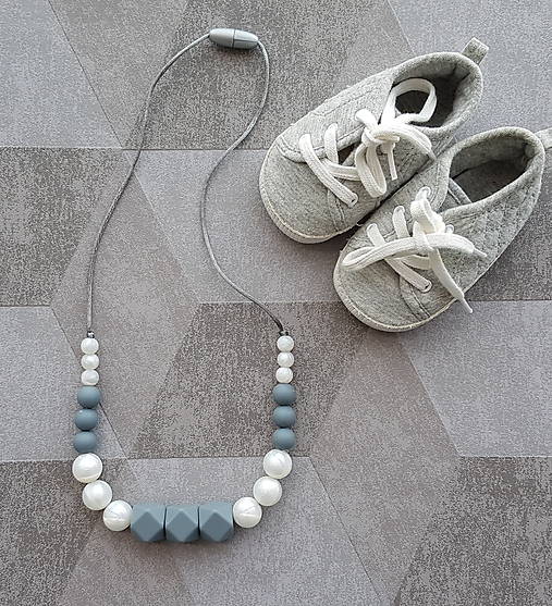 Detské doplnky - Silikónový náhrdelník vhodný aj na kúsanie pre deti "Ergobaby Adapt Pearl Grey" - 7514169_
