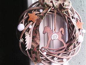 Dekorácie - Vianočný veniec na dvere s hojdacím koníkom - 7557513_