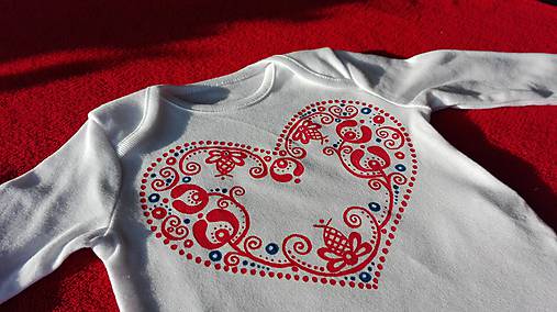 Originálne ľudovoladené (Dámske tričko s modrým nápisom “Najlepšia mama”)