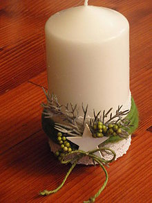 Svietidlá a sviečky - Vianočná zeleno - biela sviečka - 7570697_