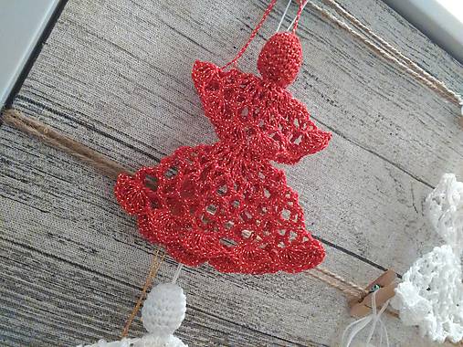 Dekorácie - dekorácia na vešanie -anjelik červeno/zlatý - 7573301_