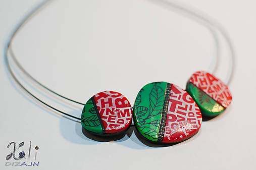 Zeleno-červený náhrdelník s písmenkami