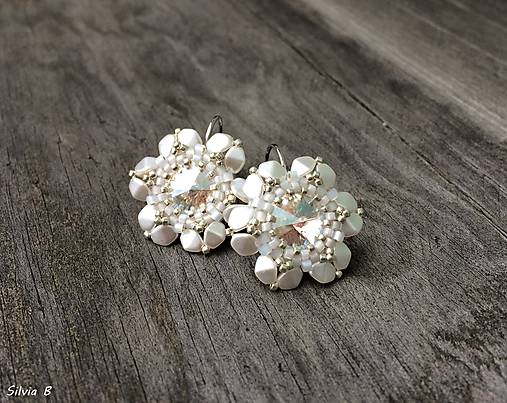 Náušnice - Nežné kvetinkové náušnice so Swarovski rivoli - 7595602_