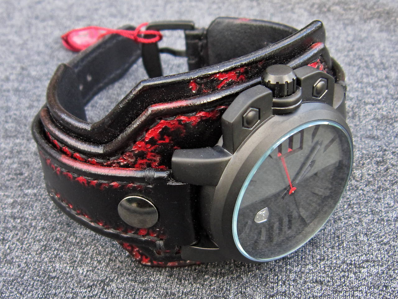 Pánske hodinky, čierno červený kožený náramok