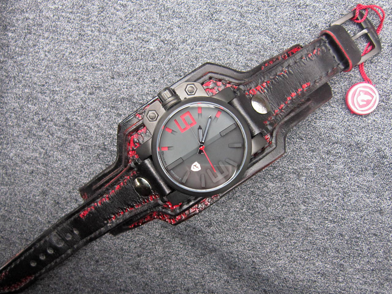 Pánske hodinky, čierno červený kožený náramok