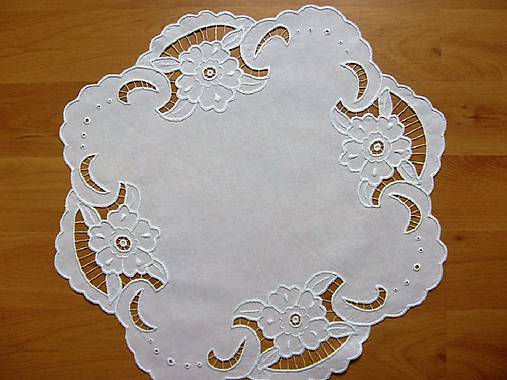 Úžitkový textil - Vyšívané prestieranie - richelieu, biela, priemer 53 cm - 7647738_