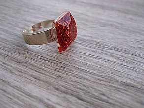 Prstene - Štvorcový prsteň farebný (AKCIA Štvorcový prsteň červený trblietavý č.673) - 7675438_