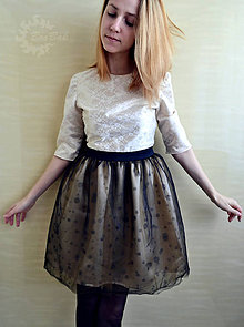 Šaty - Koktejlky s tylovou sukňou a ručne vyšívaným čipkovaným topom - 7690091_