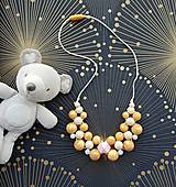 Detské doplnky - Elegantný silikónový kojo náhrdelník "Princeznička v zlatých kláskoch" - 7692474_
