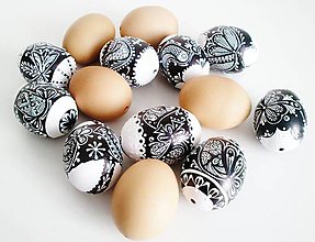 Dekorácie - KRASLICE / vajíčko slepačie - vzor vtáčik- čiernobiele - 7698122_