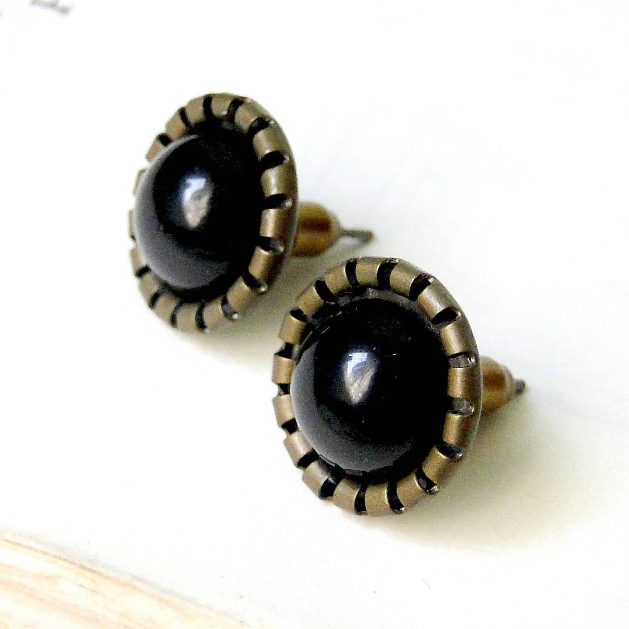 Vintage Natural Black Tourmaline Stud Earrings / Puzetkové náušnice v starobronzovom prevedení s pravým čiernym turmalínom