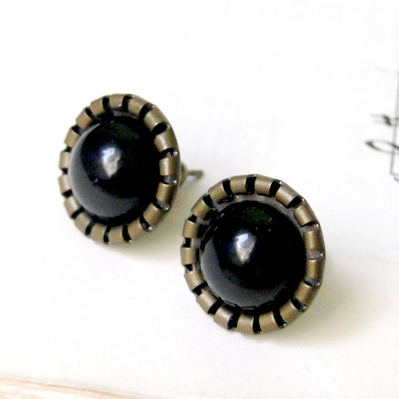 Vintage Natural Black Tourmaline Stud Earrings / Puzetkové náušnice v starobronzovom prevedení s pravým čiernym turmalínom