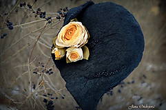 Čiapky, čelenky, klobúky - Hodvábno-vlnený klobúk čierny s horčicovými ružami - 7725943_