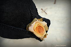 Čiapky, čelenky, klobúky - Hodvábno-vlnený klobúk čierny s horčicovými ružami - 7725948_