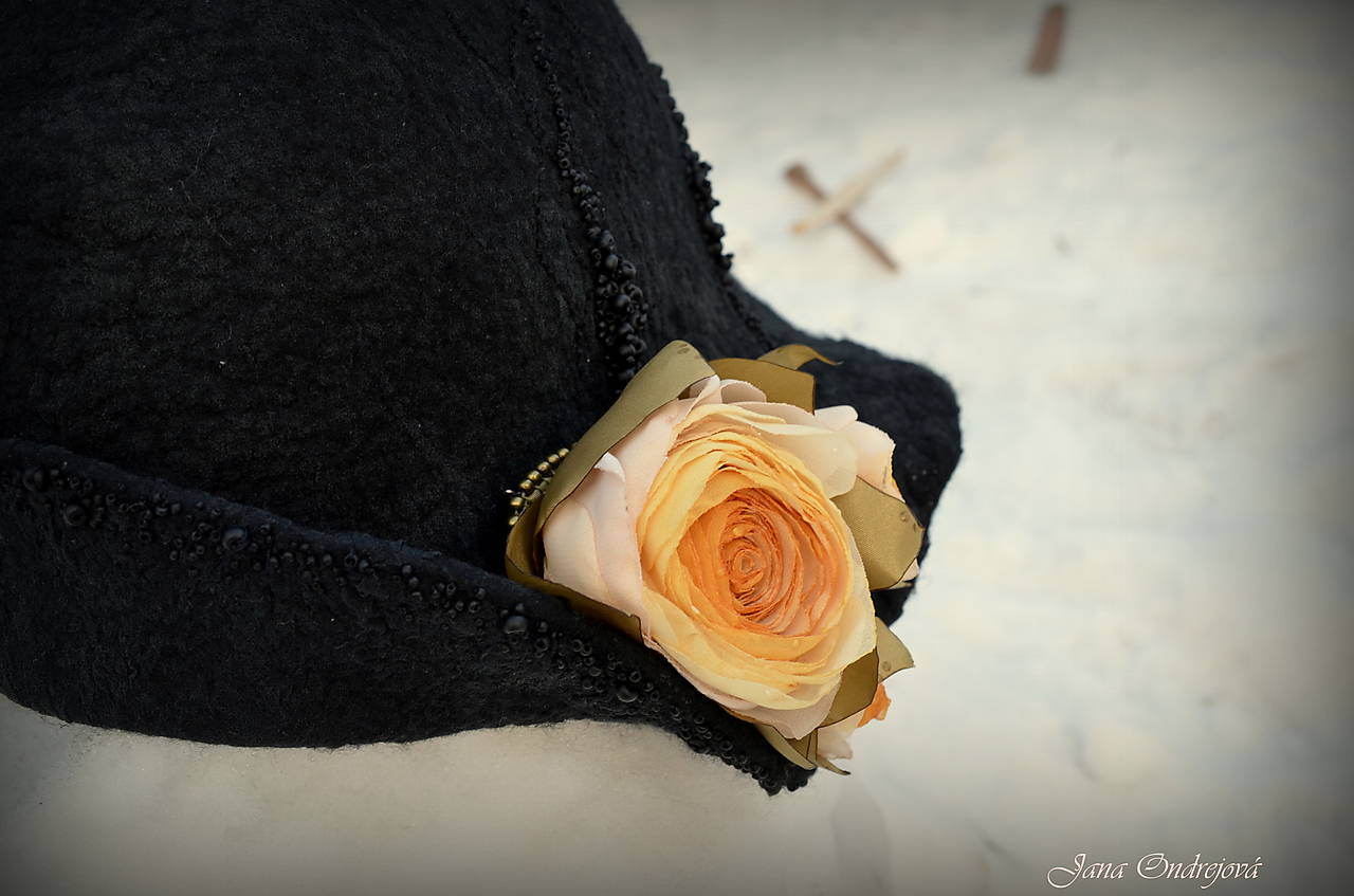 Hodvábno-vlnený klobúk čierny s horčicovými ružami