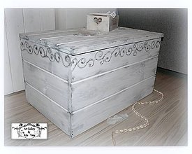 Nábytok - Vintage truhlica s 3D ornamentom - 7736925_