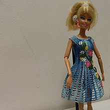 Hračky - Háčkované šatičky pre Barbie (modré s kvietkami) - 7744647_