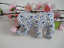 Sloník s modrými kvetinkami