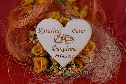 Darčeky pre svadobčanov - Drevená svadobná magnetka ako vyslužka hosťom  86 - 7750455_