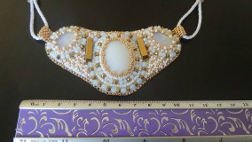 Náhrdelníky - šitý náhrdelník zlatobiely bead embroidery - 7766838_