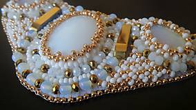 Náhrdelníky - šitý náhrdelník zlatobiely bead embroidery - 7766840_